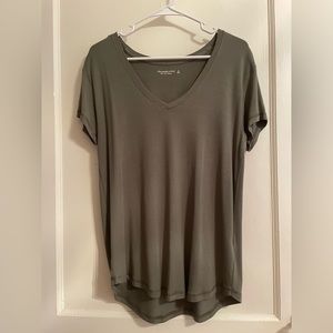 Abercrombie Drapey V-Neck Legging Tee in Olive Green, Size S